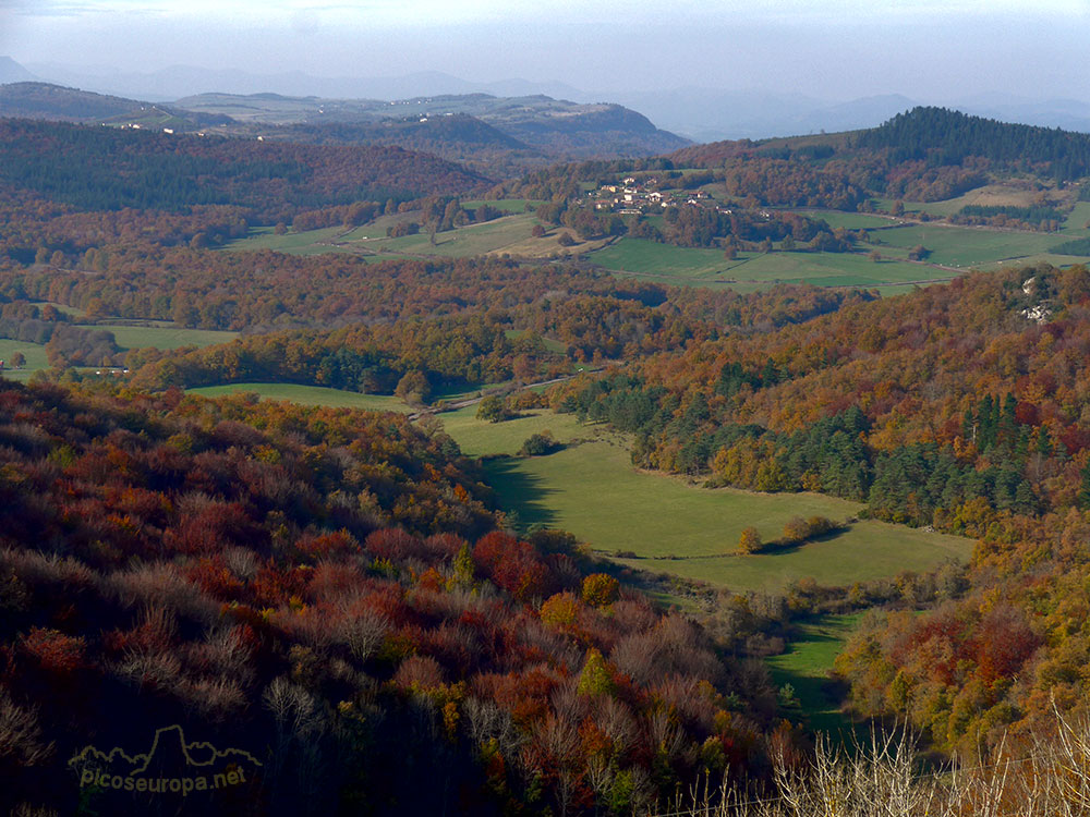 Foto: Otoño en los bosques que rodean el Santurario de la Virgen del Oro, Murguia, Alava, Pais Vasco