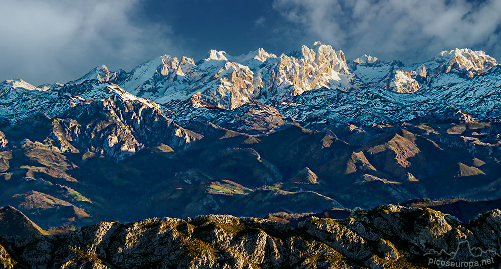 La foto son los Picos de Europa desde el Mirador del Fito en Asturias.