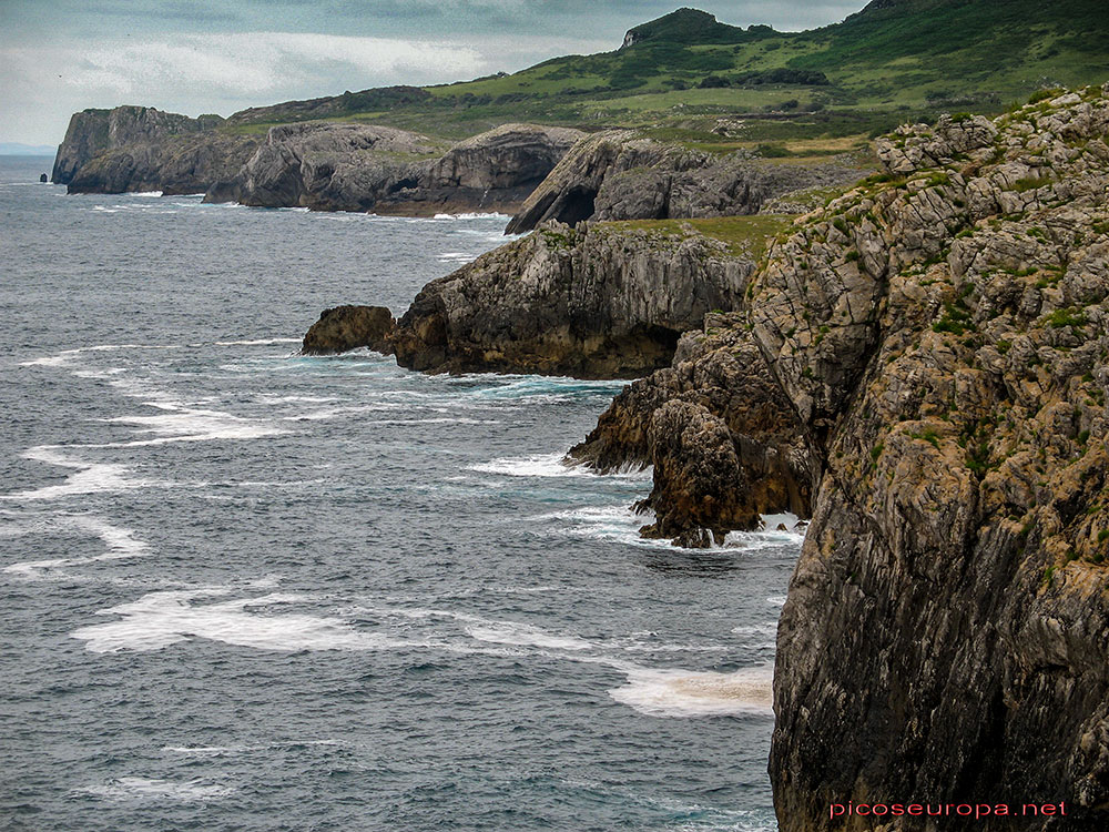 Acantilados de la costa de Buelna, Asturias, Mar Cantábrico