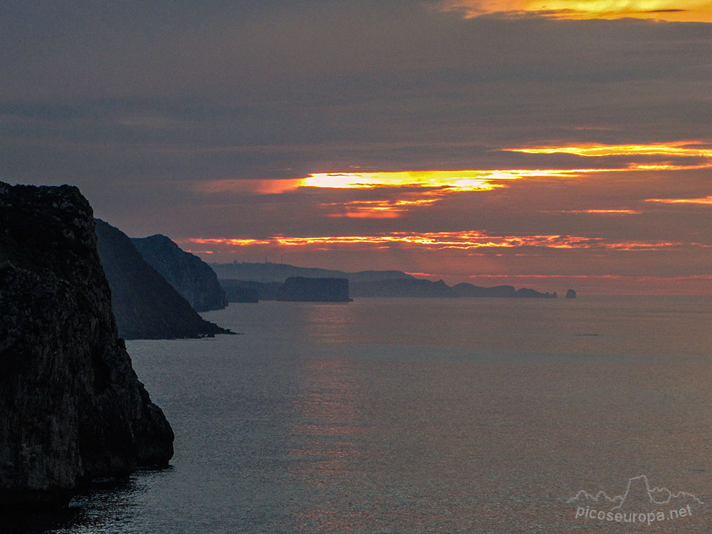 Puesta de sol en la costa de Buelna, Asturias, Mar Cantábrico