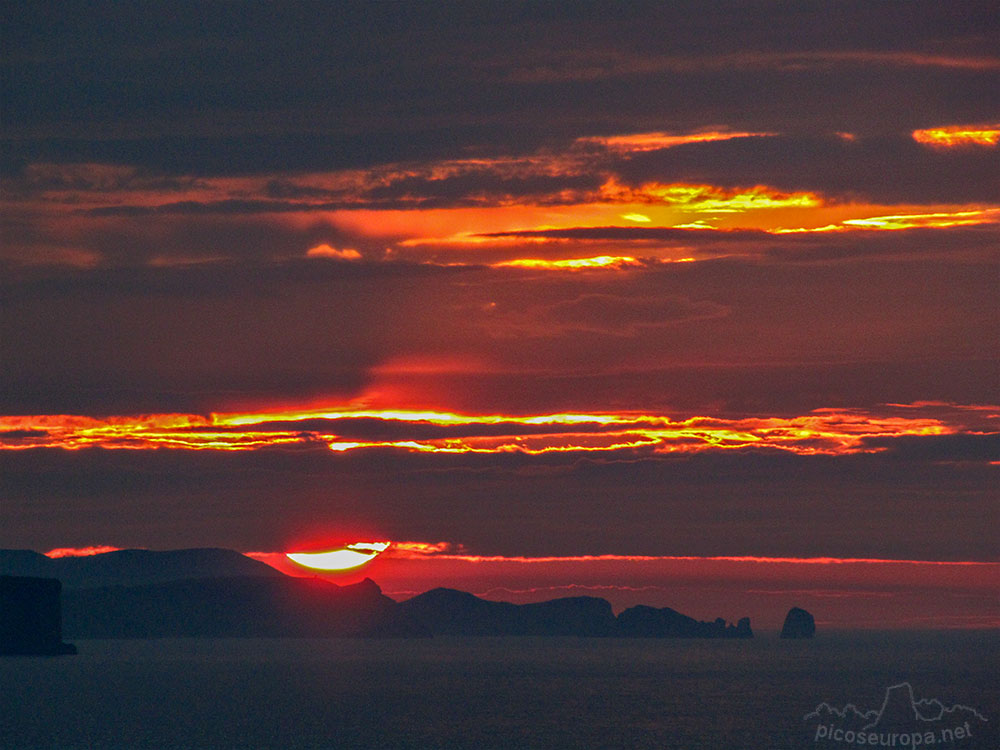 Puesta de sol en la costa de Buelna, Asturias, Mar Cantábrico