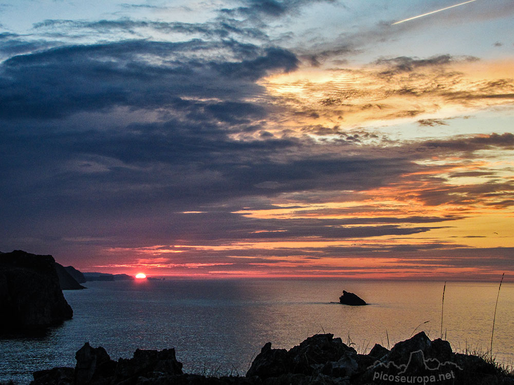 Puesta de sol en la costa de Buelna, Asturias, Mar Cantábrico