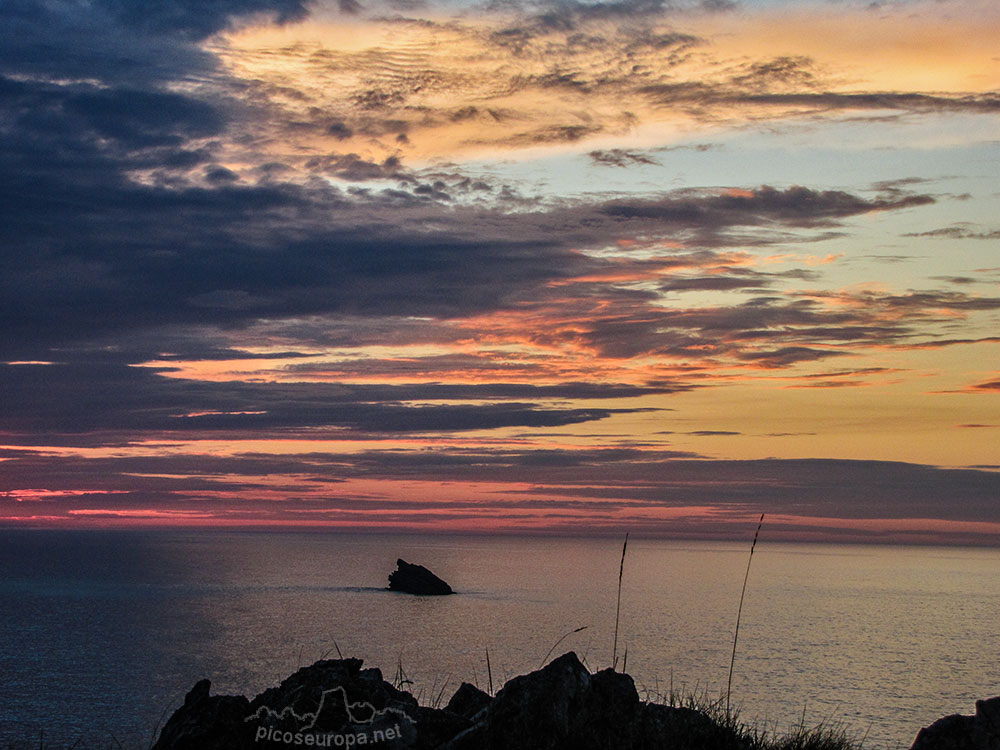 Puesta de sol en la costa de Buelna, Asturias, Mar Cantábrico