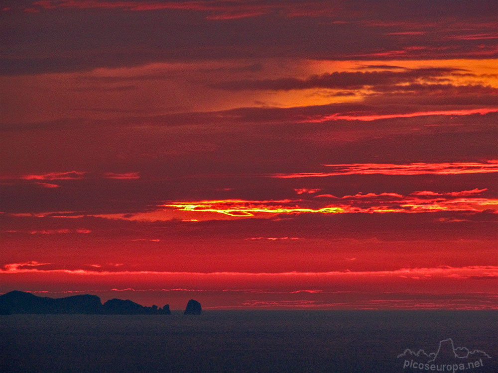 Puesta de sol en la costa de Buelna, Asturias, Mar Cantábrico