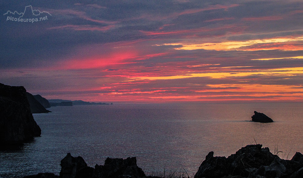 Puesta de sol en la costa de Buelna, Asturias, Mar Cantábrico