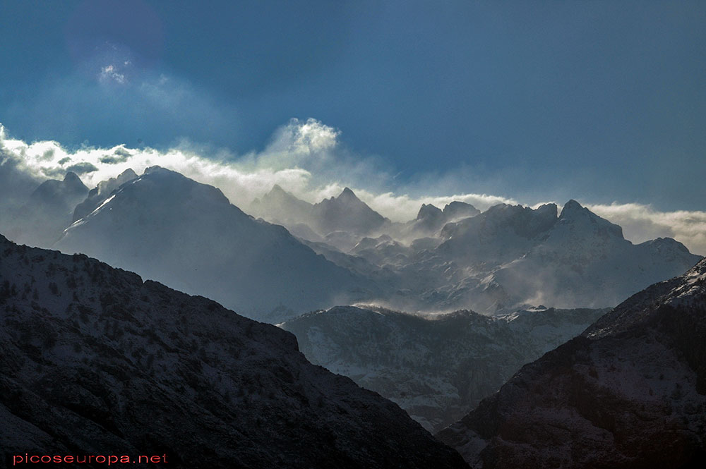 Macizo Central de Picos de Europa desde un paseo entre Arangas y Asiego en el Concejo de Cabrales, Asturias