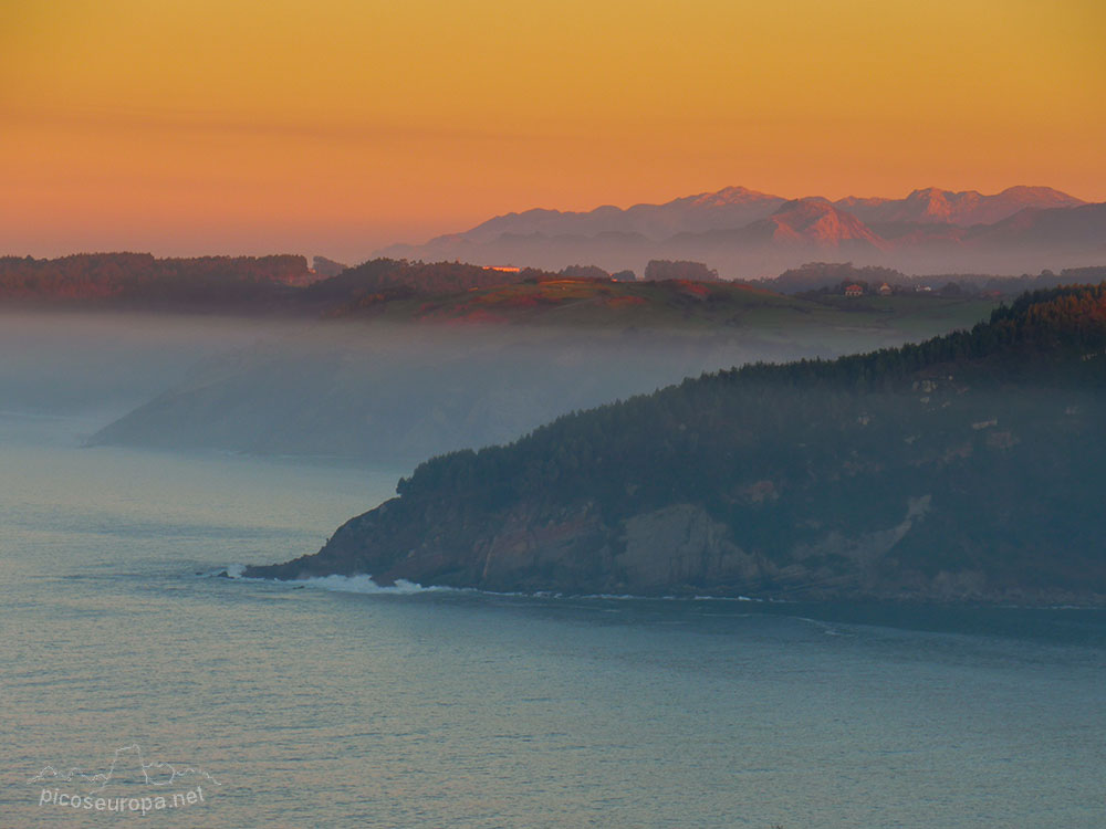 Foto: Puesta de sol desde el Faro de Tazones, Asturias