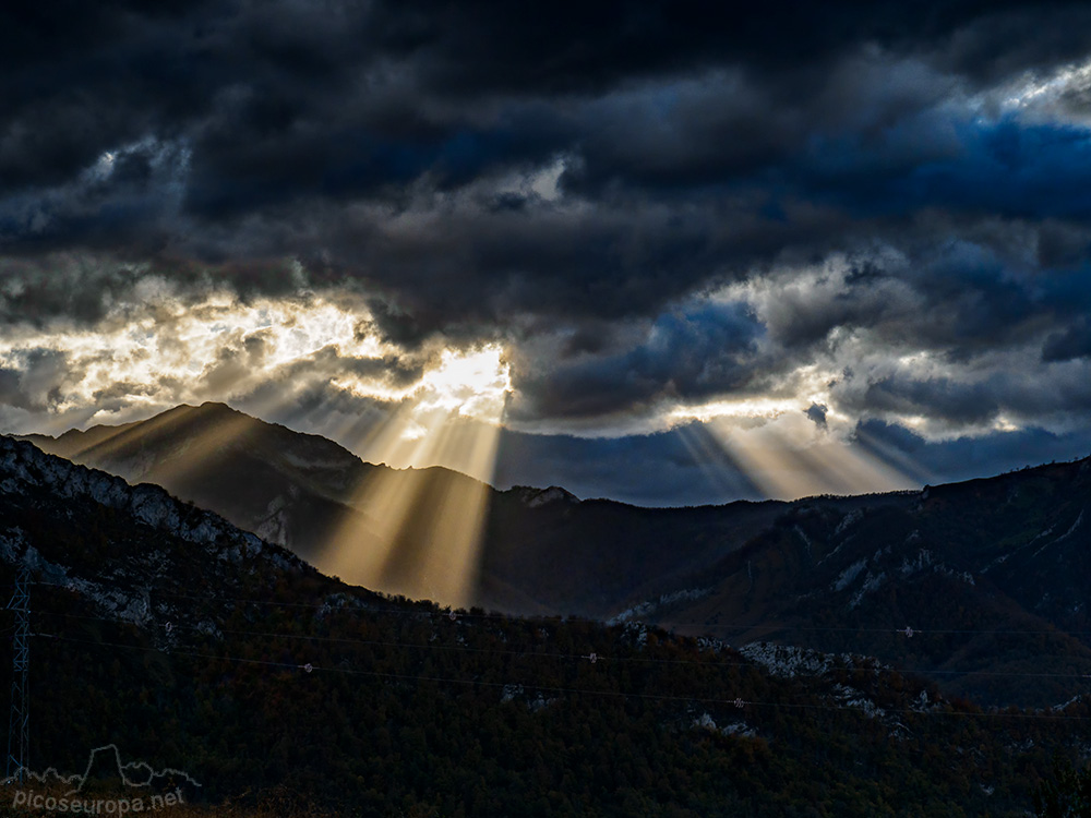 Foto: Puesta de sol desde el Mirador de Las Bedules, Parque Natural de Ponga, Asturias