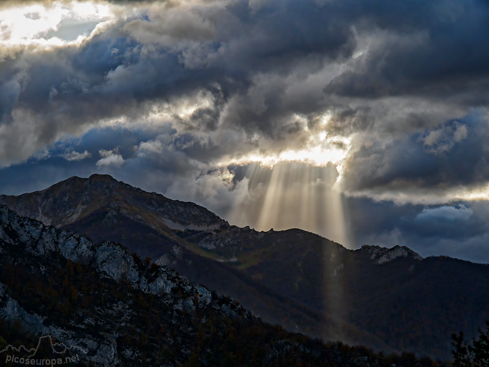 Foto: Peña Maciendome desde el lado del Parque Natural de Ponga, Asturias.