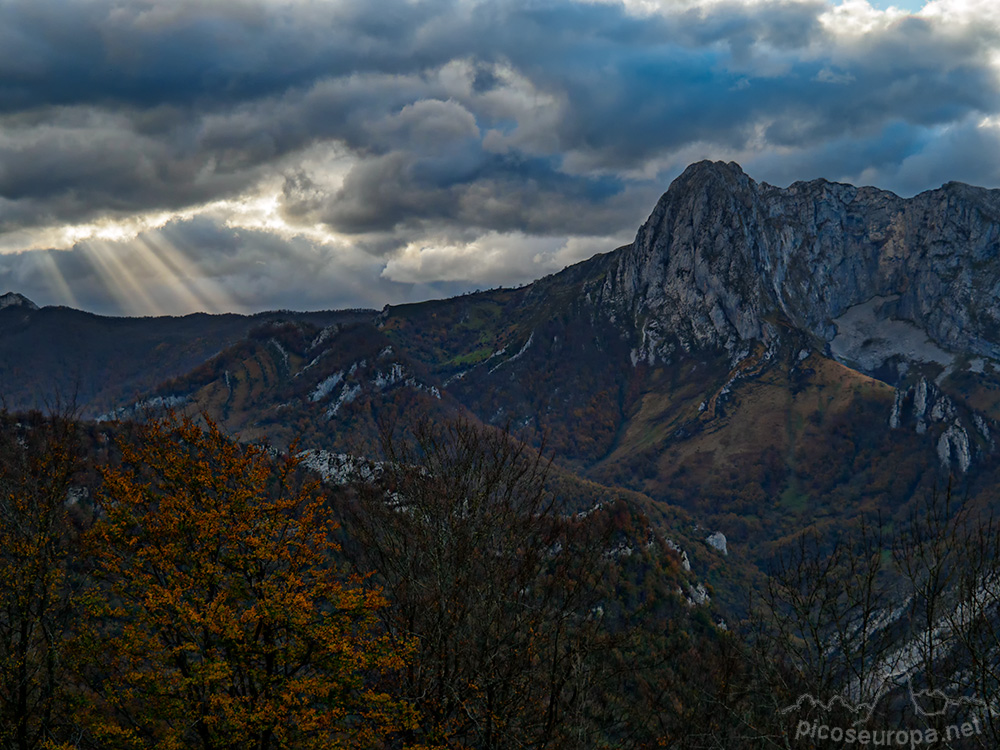 Foto: Puesta de sol desde el Mirador de Las Bedules, Parque Natural de Ponga, Asturias