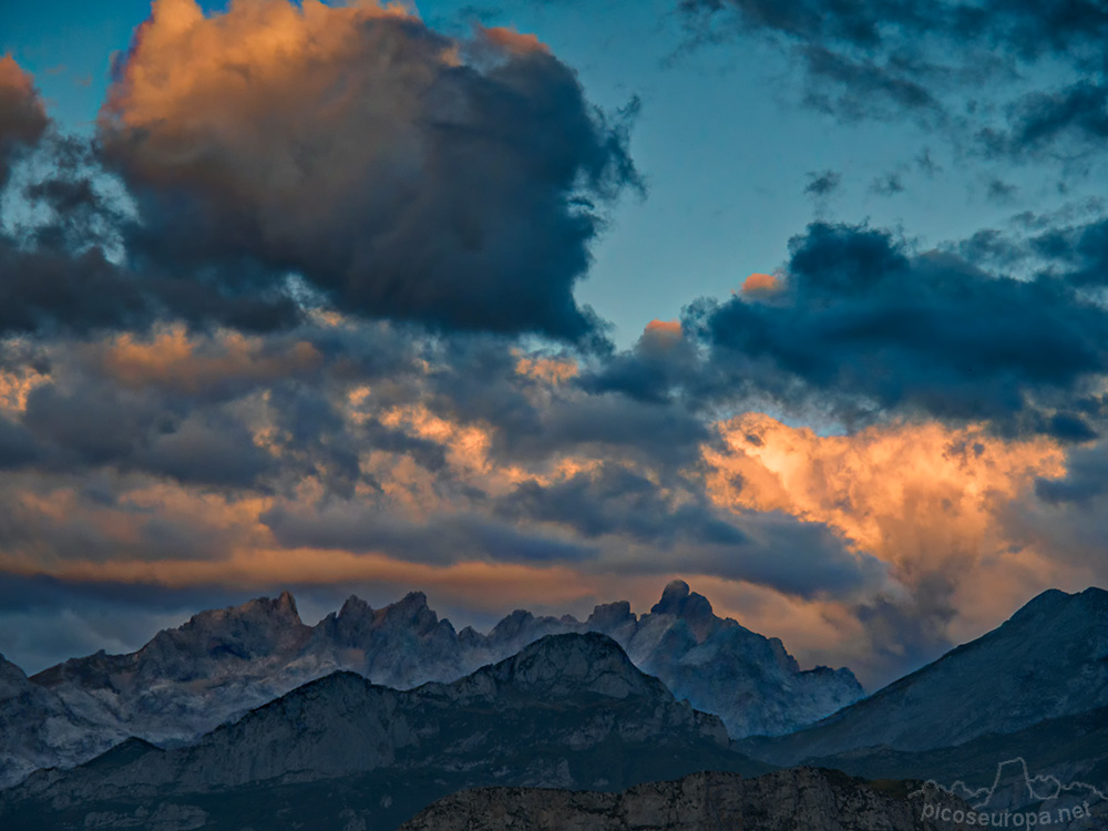 Foto: Picos de Europa en la puesta de sol desde el Mirador de Las Bedules, Parque Natural de Ponga, Asturias