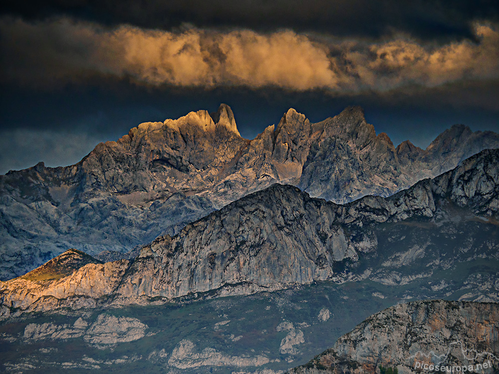 Foto: Torres de Cebolleda, Torre Saanta María de Enol, Torre de la Horcada y Torre de Enmedio. Macizo Occidental de Picos de Europa.