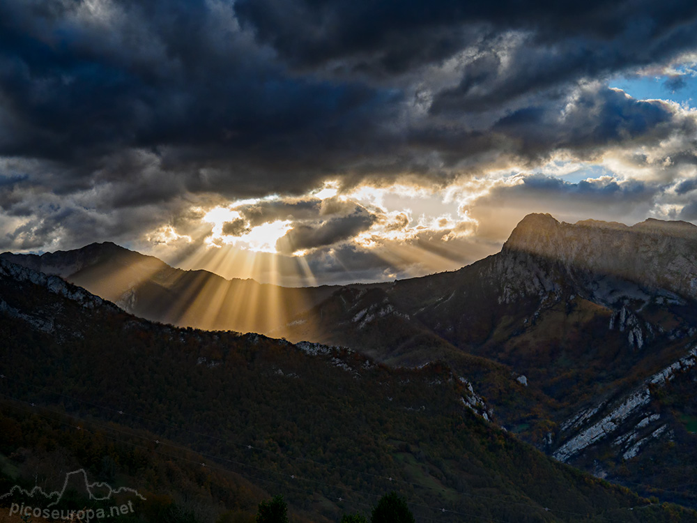 Foto: Puesta de sol desde el Mirador de Las Bedules, Parque Natural de Ponga, Asturias