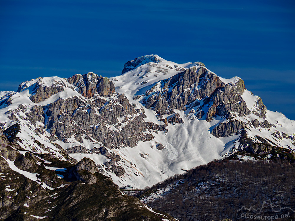 Foto: Torre Bermeja y Moledizos, cumbres del Macizo Occidental de Picos de Europa desde las inmediaciones del Mirador de Las Bedules