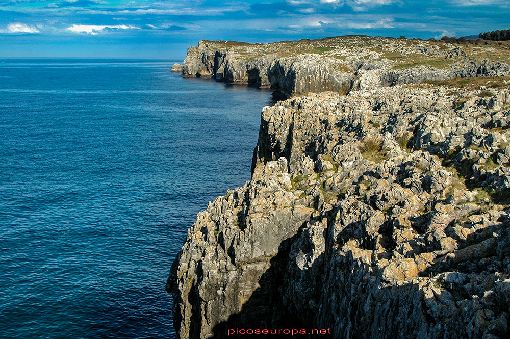 Acantilados de la costa de Vidiago, Asturias, Mar Cantábrico