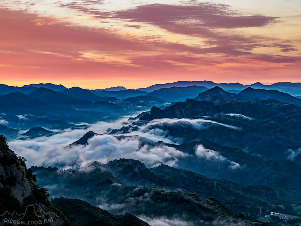 Vista al amanecer desde el Santuario de Queralt que se levanta en la parte más alta de la Sierra de Queralt, sobre la población de Berga. Pre Pirineos de Catalunya.