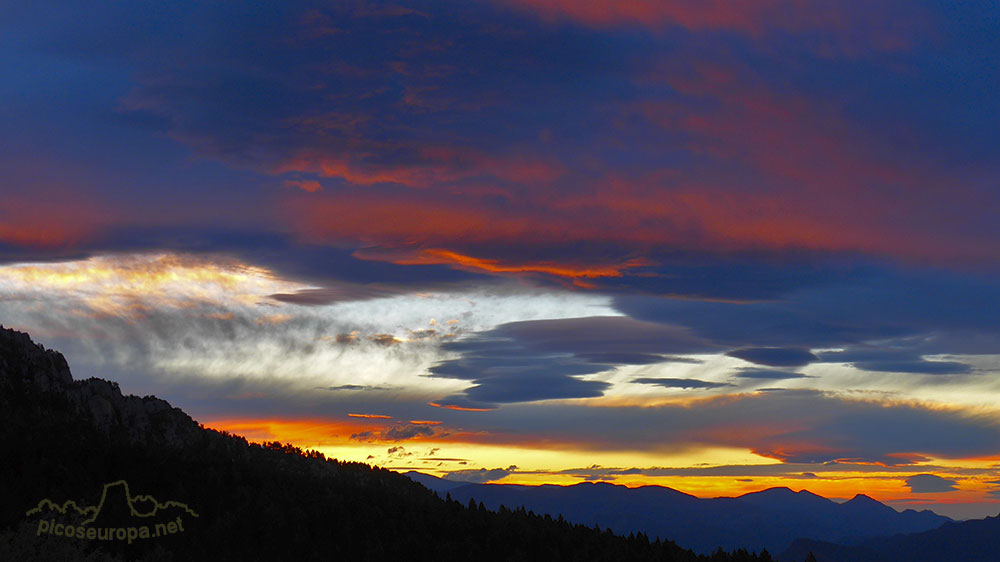 Foto: Amanecer desde el Coll del Pradell en Cingles de Costa Freda, PrePirineos, Barcelona, Catalunya