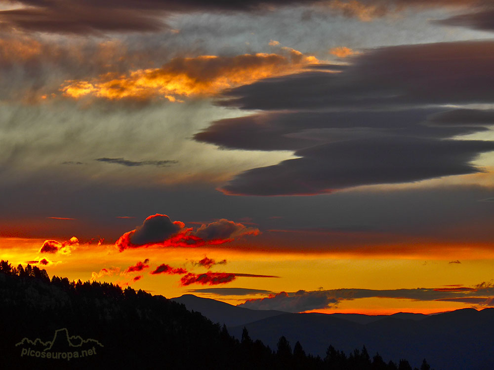 Foto: Amanecer desde el Coll del Pradell en Cingles de Costa Freda, PrePirineos, Barcelona, Catalunya