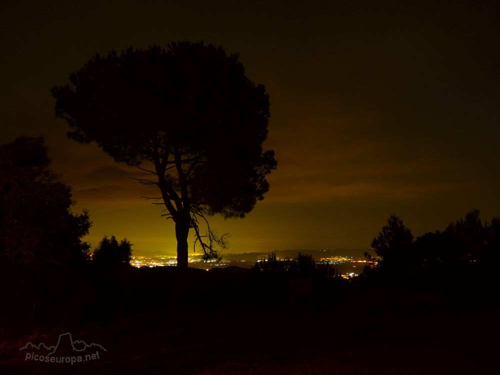 Noche y soledad en Montserrat, abajo los pueblos iluminados y bulliciosos, Barcelona, Catalunya