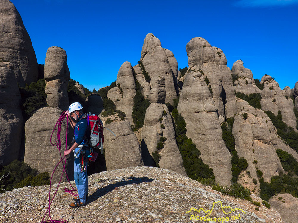 Foto: En la cumbre de una aguja en la zona de Agulles de Montserrat, Barcelona, Catalunya