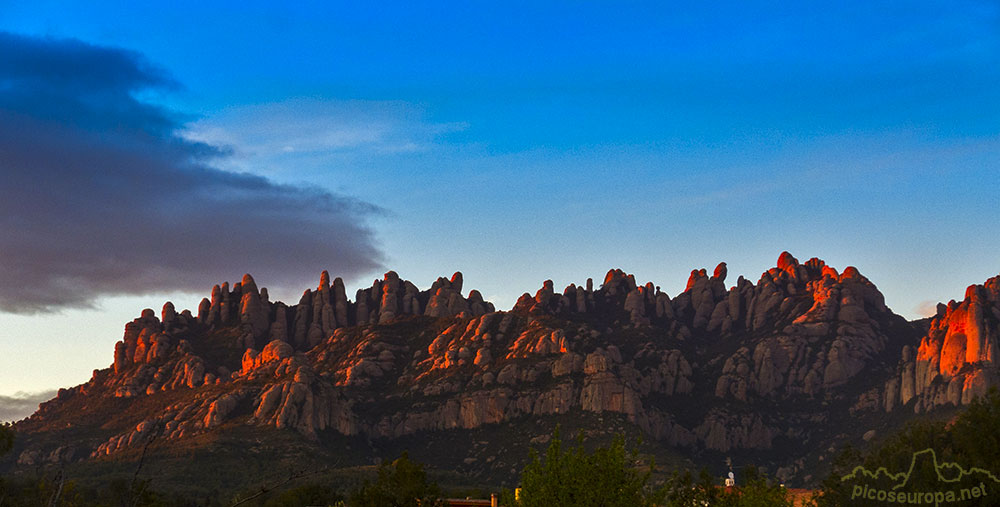 Foto: Puesta de sol sobre Agulles de Montserrat vistas desde el pueblo del Bruc, Barcelona, Catalunya