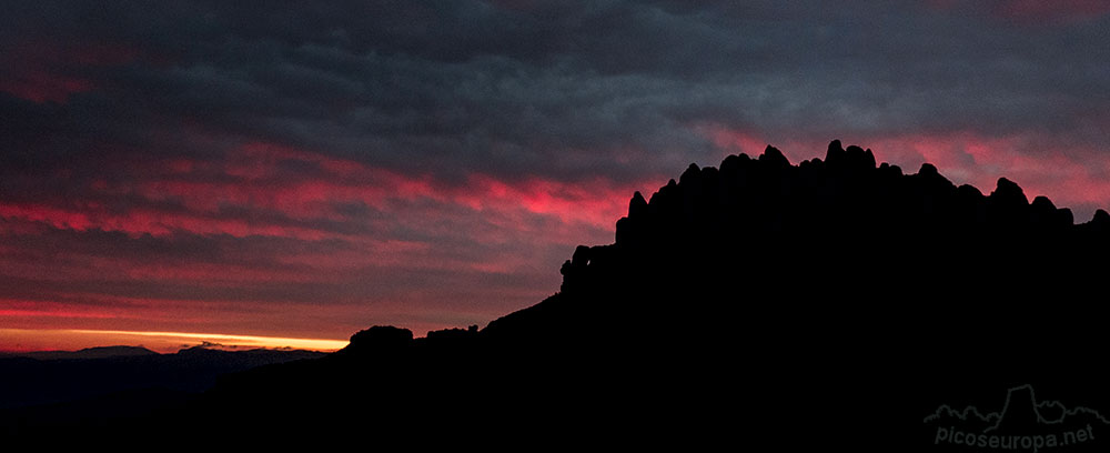 Foto: Amanecer sobre la región de Agulles de Montserrat, Barcelona, Catalunya