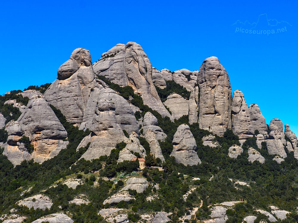 Foto: Refugio de San Benet, por detras La Prenyada, El Elefant y la Momia, Montserrat, Barcelona, Catalunya