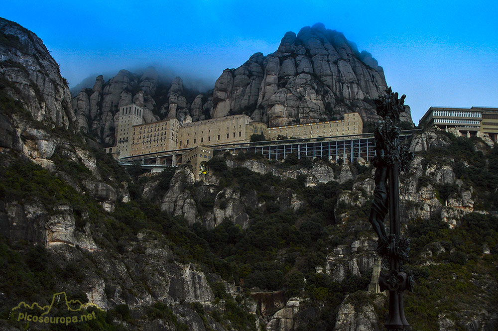 Foto: Monasterio Montserrat desde el camino a la Santa Cova, Barcelona, Catalunya, España