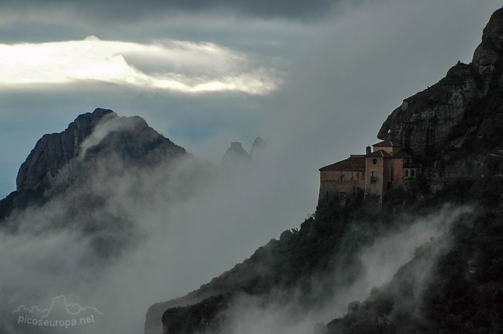 Foto: Santa Cova, Parque Natural de Montserrat, Barcelona, Catalunya, España