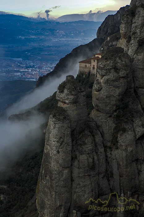 Foto: Santa Cova, Parque Natural de Montserrat, Barcelona, Catalunya, España