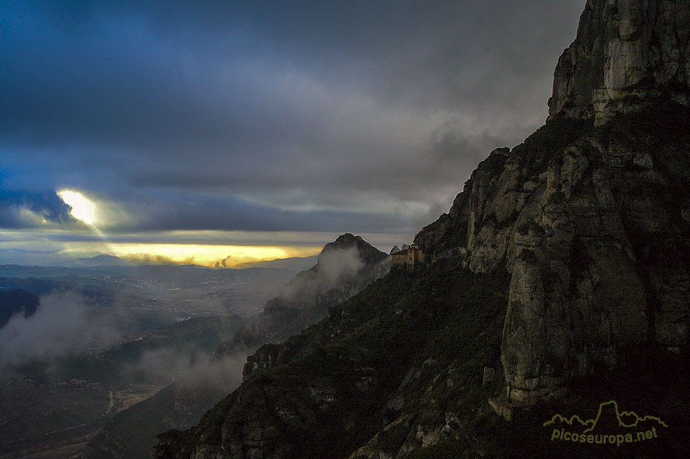 Foto: Santa Cova, Parque Natural de Montserrat, Barcelona, Catalunya, España