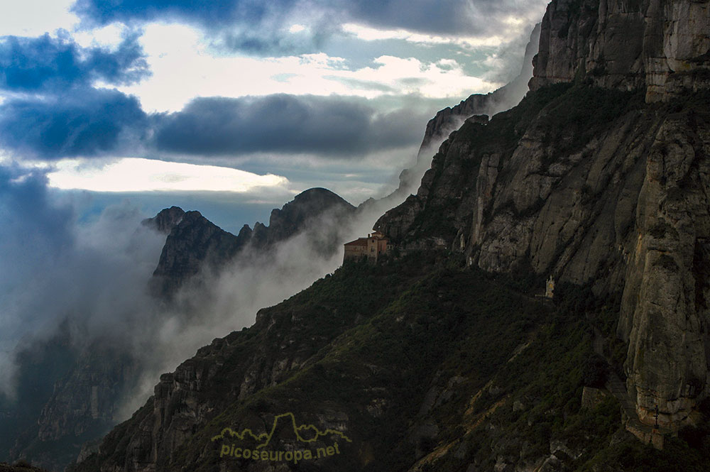 Foto: Santa Cova, Parque Natural de Montserrat, Barcelona, Catalunya, España