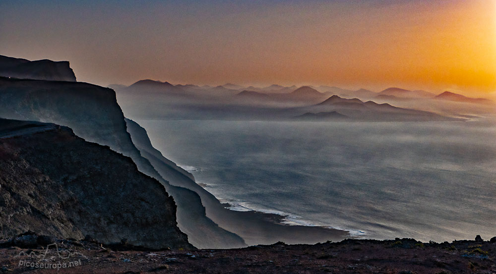 Puesta de sol desde el Mirador del Río en Lanzarote con su omnipresente Calima.