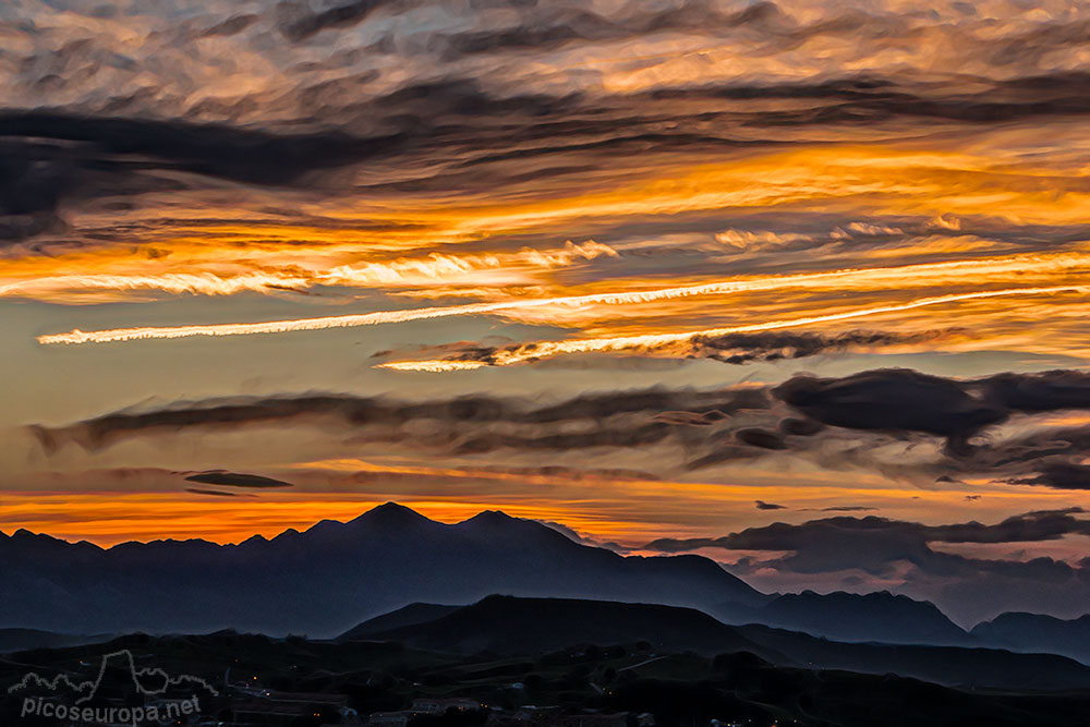 Foto: Puesta de sol sobre San Vicente de la Barquera desde Gerra, Cantabria