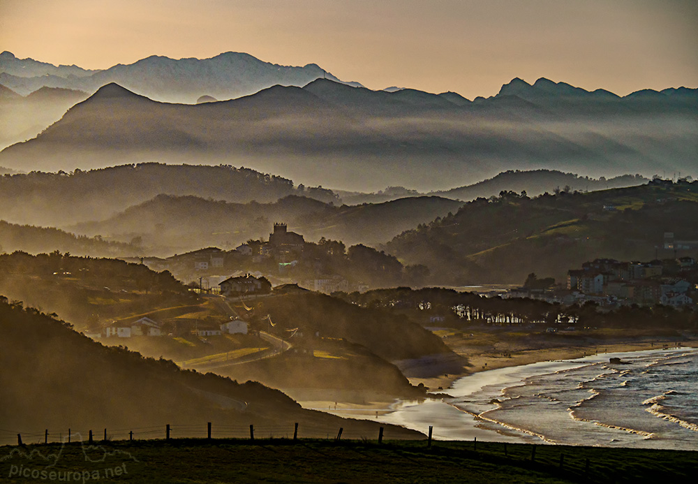 Foto: Playa de Gerra con San Vicente de la Barquera al fondo, Cantabria