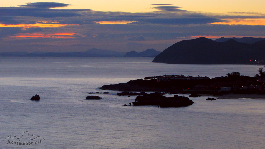 Costa de Cantabria, no es propiamente una foto nocturna, aun estan encendidas las luces de las calles, ni es todavia una foto del amanecer