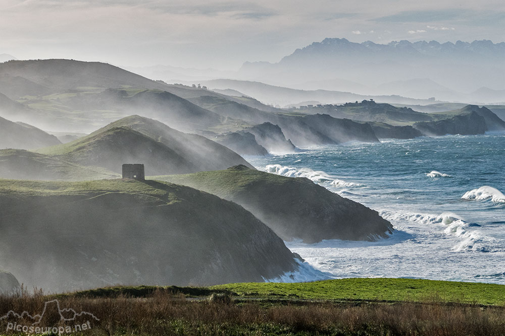 La Costa del Mar Cantábrico desde las cercanías de la Playa del Sable en Tagle, San Vicente de la Barquera, Cantabria, España. Al fondo los Picos de Europa.