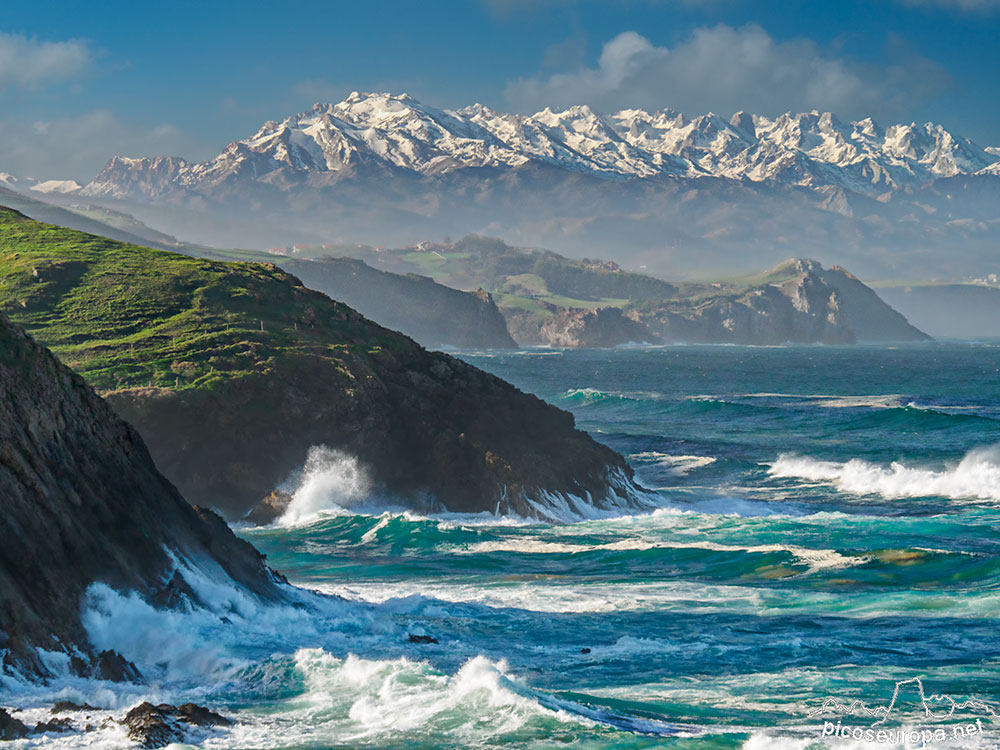 Los Picos de Europa desde los acantilados que protegen la ensenada de Santa Justa (playa del Sable - Tagle) en la Costa de Cantabria.