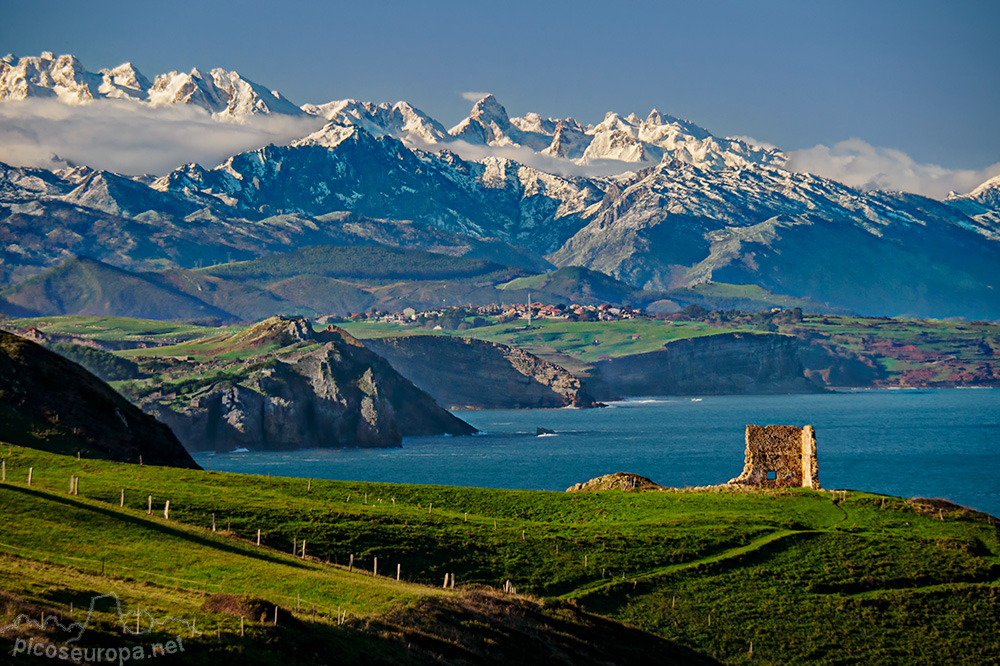 Foto: Torre de San Telmo, situada entre la playa de la Ermita de Santa Justa y la playa del Sable en el pueblo de Tagle, Cantabria.