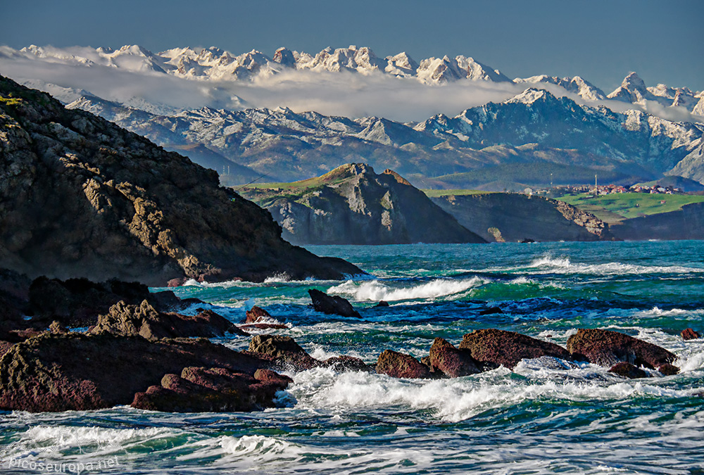 Foto: Los Picos de Europa y el mar Cantábrico, siempre me ha alucinado esa combinación del mar, montañas y nieve.