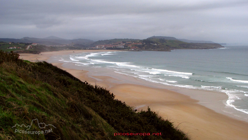 La extensa playa de San Vicente de la Barquera, Cantabria