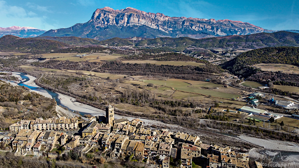 Foto: Ainsa, Sobrarbe, por detrás el río Cinca y al fondo Peña Montañesa, Pirineos de Huesca, Aragón, España