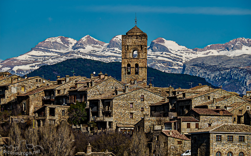 Foto: Ainsa, Sobrarbe, por detrás el Pico de Añisclo y las Tres Marías, Huesca, Aragón, España