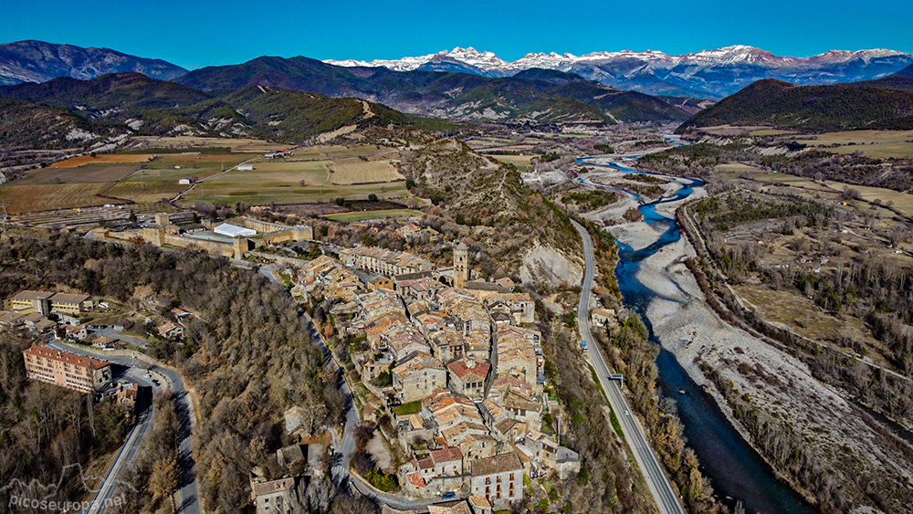Foto: Ainsa, Sobrarbe, al fondo los Pirineos con la zona del Monte Perdido y Ordesa, Huesca, Aragón, España