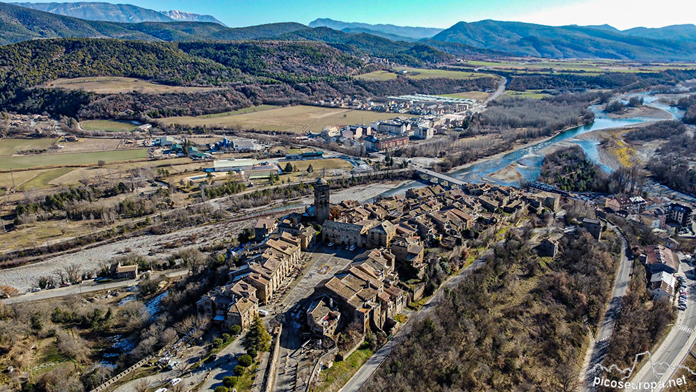 Foto: Ainsa, Sobrarbe, por detrás el inicio del embalse de Mediano, Huesca, Aragón, España