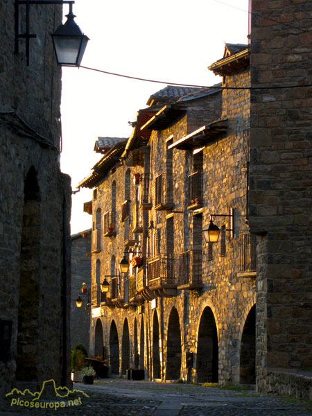 Foto: Ainsa, Sobrarbe, Pirineos de Huesca, Aragón, España