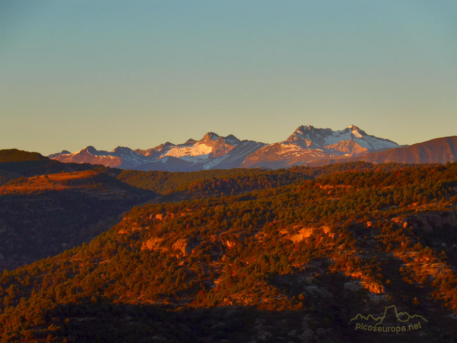 La zona de Poset y Picos de Eriste desde el Castillo de Fantova, Ribagorza, Pre Pirineos de Huesca, Aragon