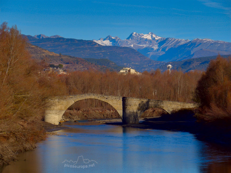 Puente Romanico sobre el rio Esera, Graus, Ribagorza, Pre Pirineos de Huesca, Aragon