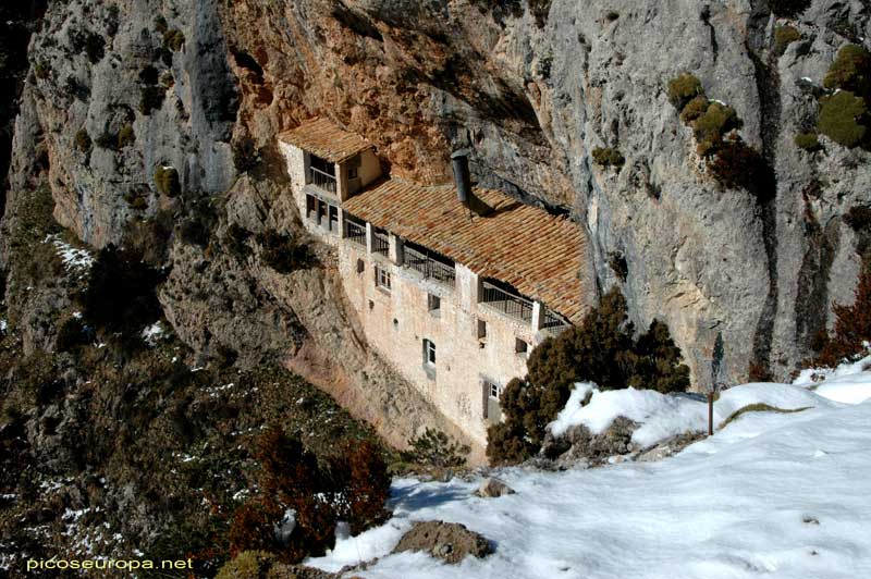 La Ermita de la Virgen de la Peña parece pegada a la pared de los acantilados