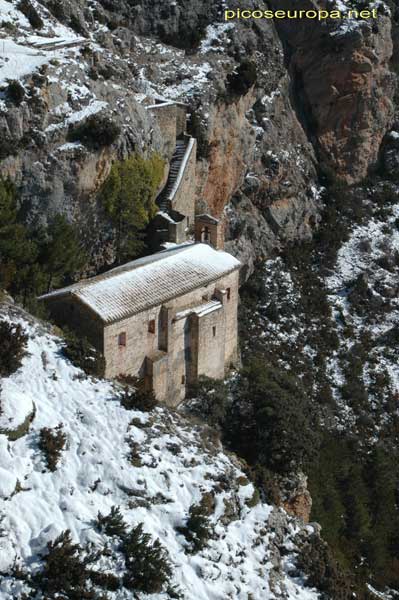 Las escaleras de acceso a la Ermita de la Virgen colgadas sobre el vacio, Huesca, Aragón